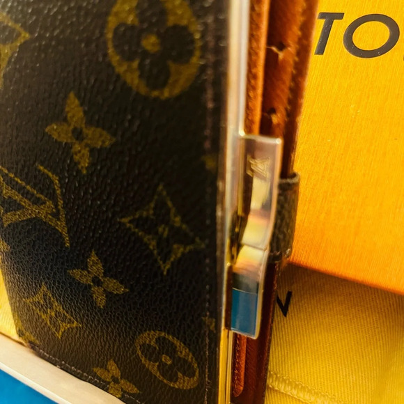 🍀 Louis Vuitton vintage monogram kiss lock wallet, GUC. - Picture 6 of 15